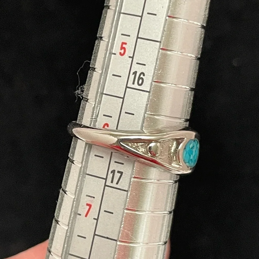 Elegant Silver Tone Ring with Blue Gemstone Chips Size 6